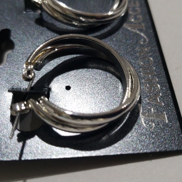 Elegant Silver-tone Double Interlocking Hoop Earrings - Women's Fashion Jewelry - Picture 5 of 7